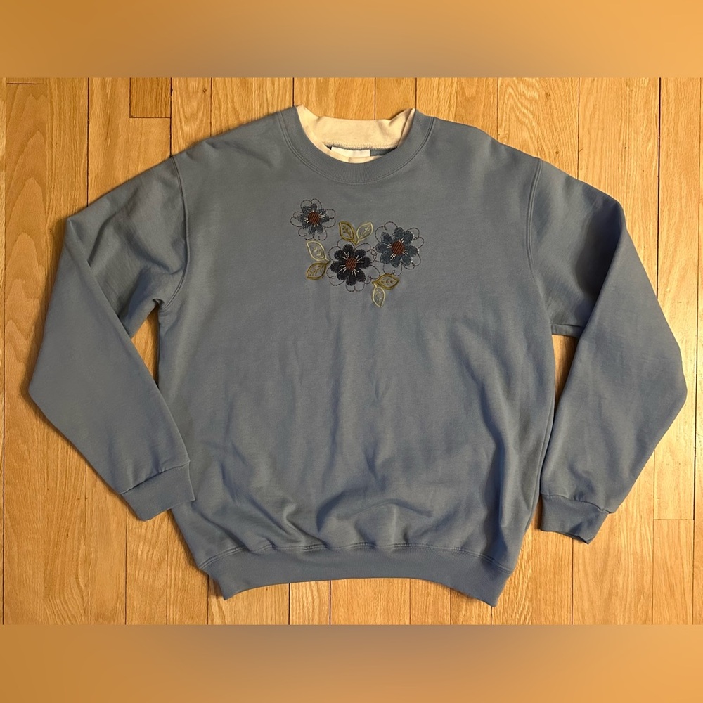 Country Store Vintage Women’s Floral Embroidered Light Blue Sweatshirt, Size L